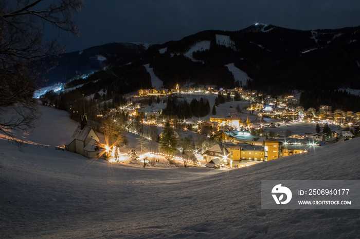 Kirche von St. Kathrein in Bad Kleinkirchheim/Kärnten/Austria bei Nacht und Winter