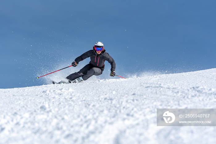 安道尔阳光明媚的一天，年轻女子滑雪。