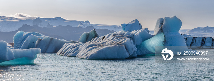 冰岛Jokulsarlon冰川泻湖中的漂浮冰山