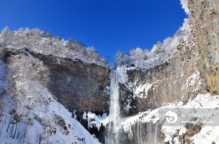 冬晴れの日光華厳の滝と雪景色