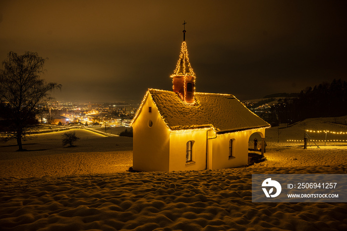 Nächtlich beleuchtete Kapelle am Lichterweg, Baar, Kanton Zug, Schweiz