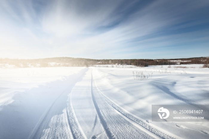 暴风雪过后，一条空旷的乡村公路在雪地里急转弯。戏剧性的sk