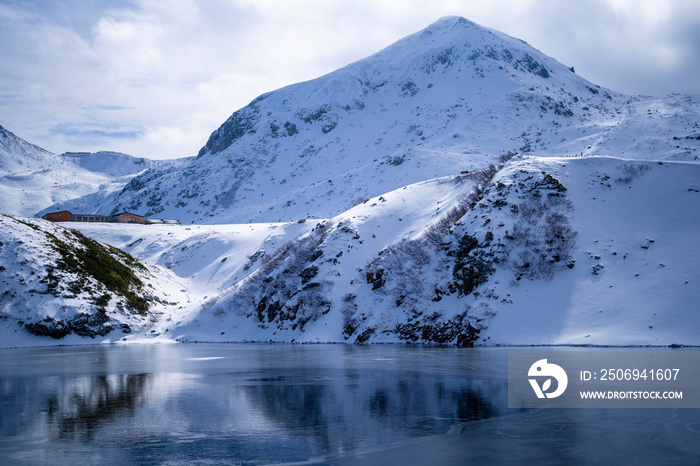 富山県立山町にある立山の冬の雪景色のある風景 Landscape with snowy winter scenery of Tateyama in Tateyama Town, Toyama Pref