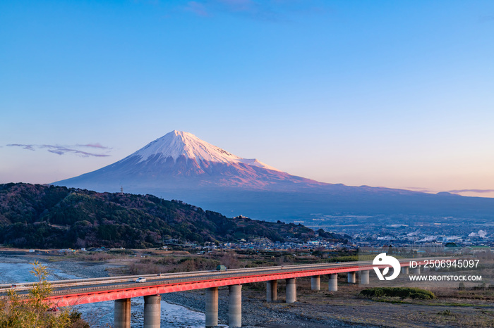 日の出の富士山と東名高速　静岡県富士市富士川PA