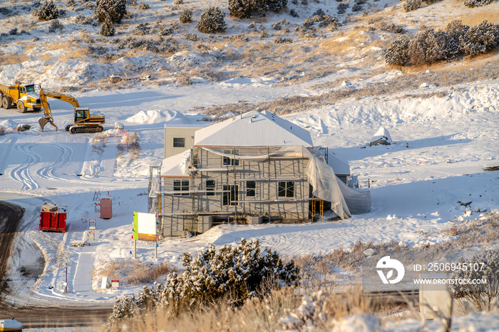 冬天在雪山上的住宅建筑工地上建造房屋