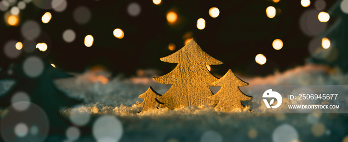木制圣诞树、雪、魔法灯和Bokeh背景