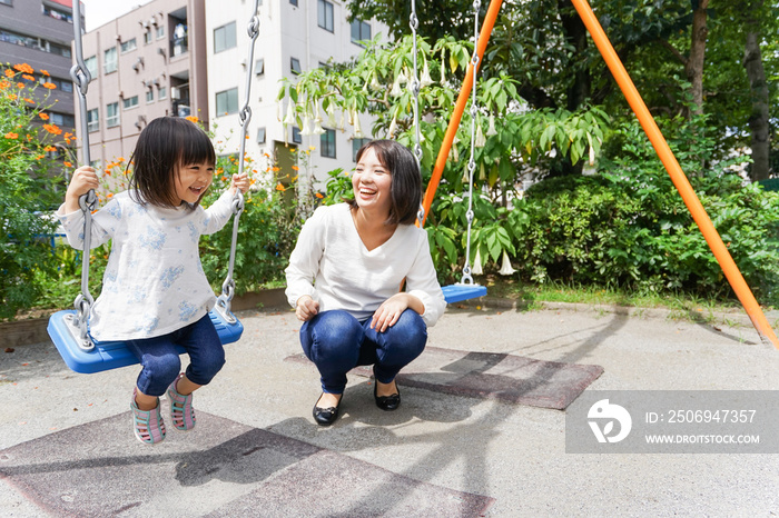 屋外で遊ぶ子供