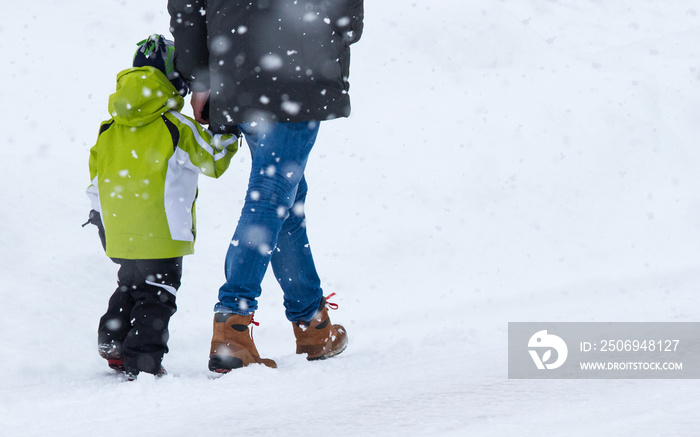 Mutter mit Kind im Schnee