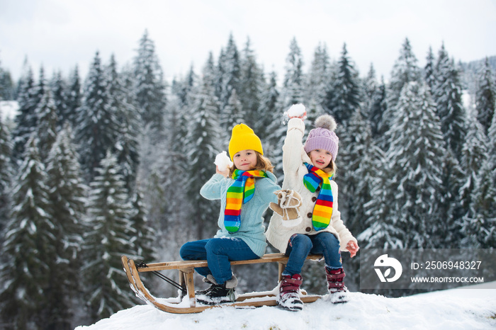 孩子们玩雪球，为孩子们打雪球。冬季针织童装。天气寒冷。快乐l