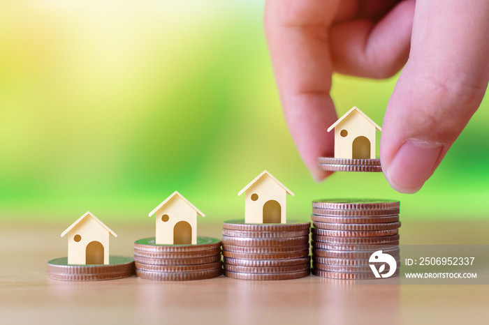 房地产投资和房屋抵押贷款的金融概念。手动货币堆叠加速增长
