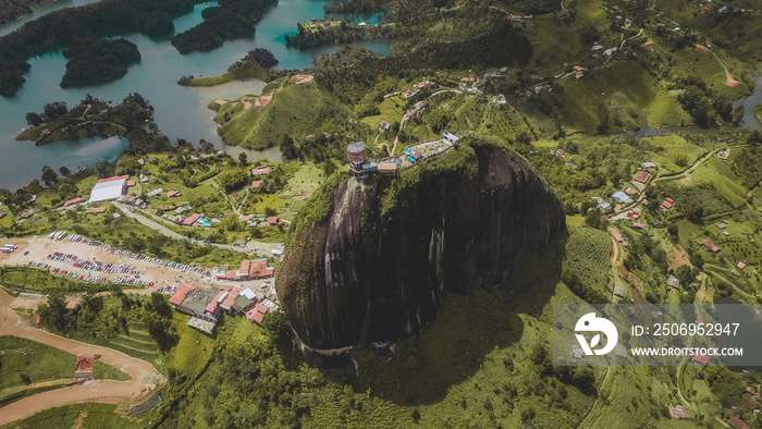 Paisaje aéreo piedra del peñol Antioquia Colombia represa agua naturaleza montaña