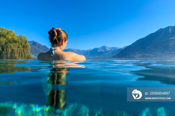 Junge Frau entspannt beim Wellness in den Bergen in einem schönen Pool