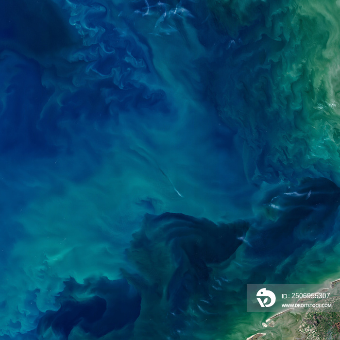 色彩缤纷、多风的蓝色海洋，美丽的绿松石海洋航拍照片，深海俯视图，