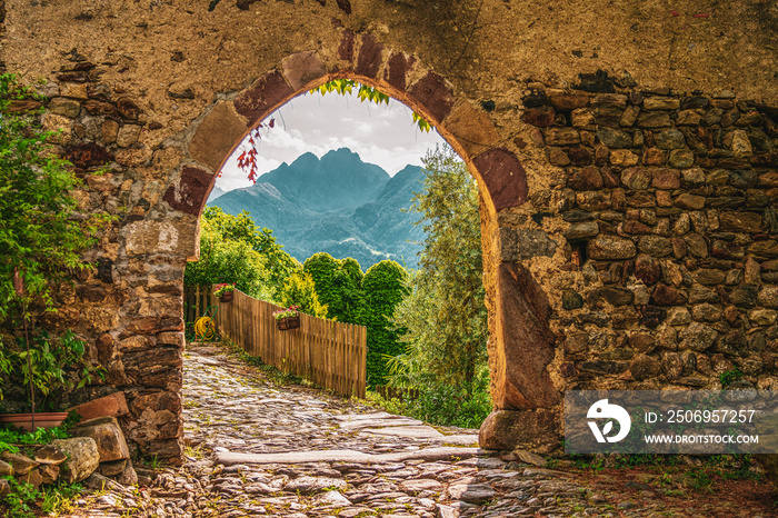 古老的城堡大门，可欣赏到意大利南蒂罗尔山脉的景色。
