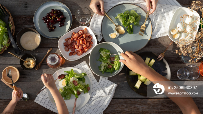 有机沙拉男女晚餐，俯视食品健康有机蔬菜概念