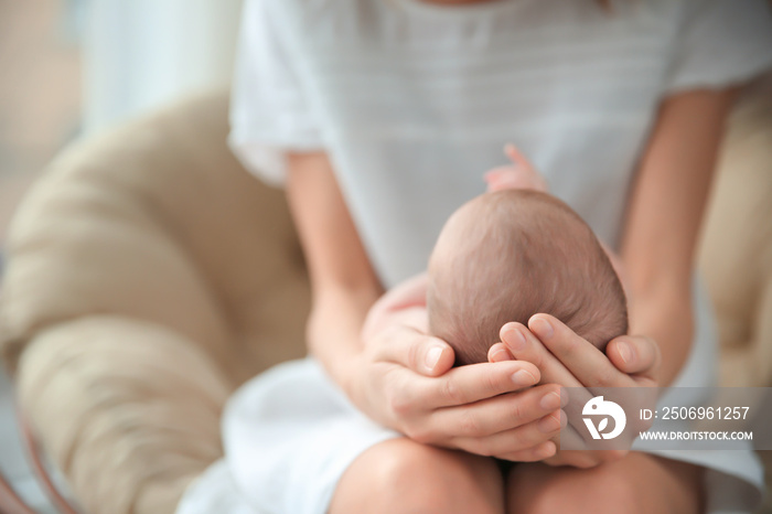 妈妈抱着可爱的新生女婴，室内