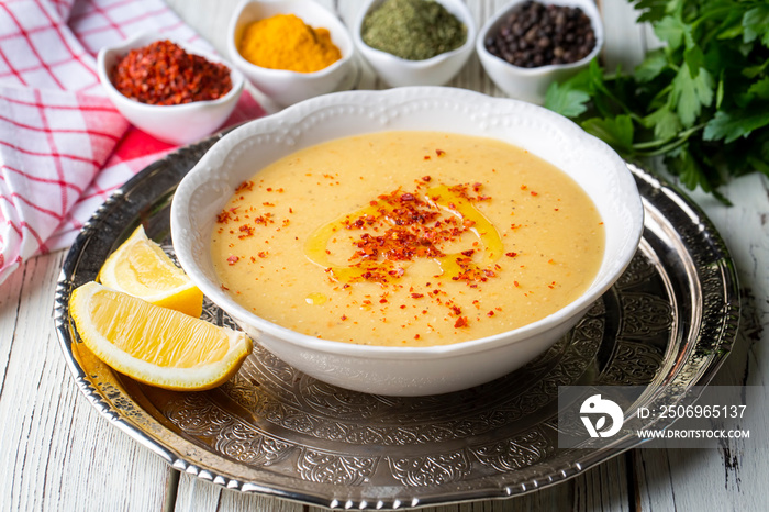 土耳其传统美食；红扁豆汤（土耳其名称；Mercimek corbasi）
