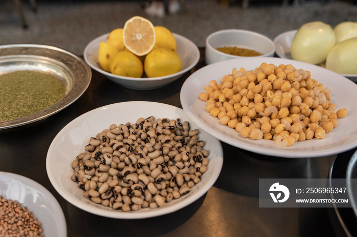 Parpar汤的成分——豇豆、鹰嘴豆、扁豆、薄荷
