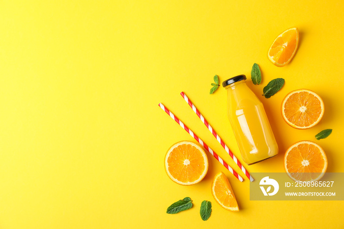 瓶内有橙子、细管和橙汁的平躺组合物，有文字空间。新鲜自然