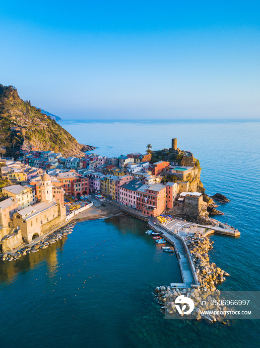 Le Cinque Terre, paese di Vernazza con affaccio a precipizio sul mare. Concetto di vacanze estive ne