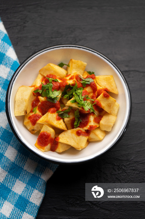 深色背景的西班牙炸土豆酱也叫patatas bravas