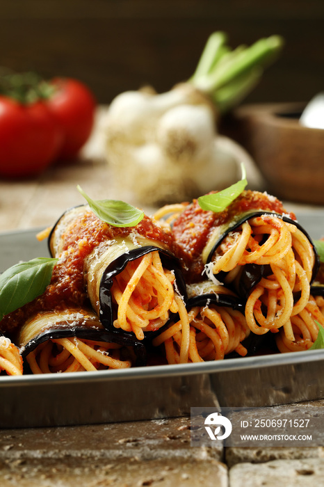 意大利面involtini di melanzane con pasta al pomodoro