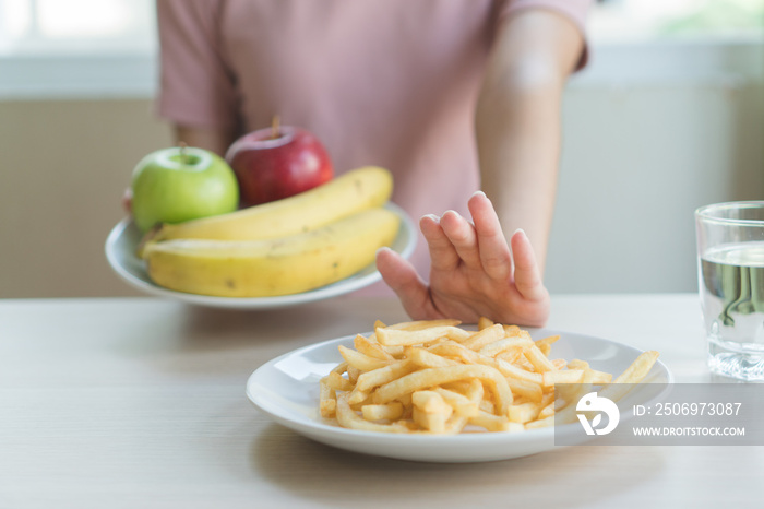 女性为了健康而节食。女性拒绝垃圾食品或快餐（汉堡和土豆）