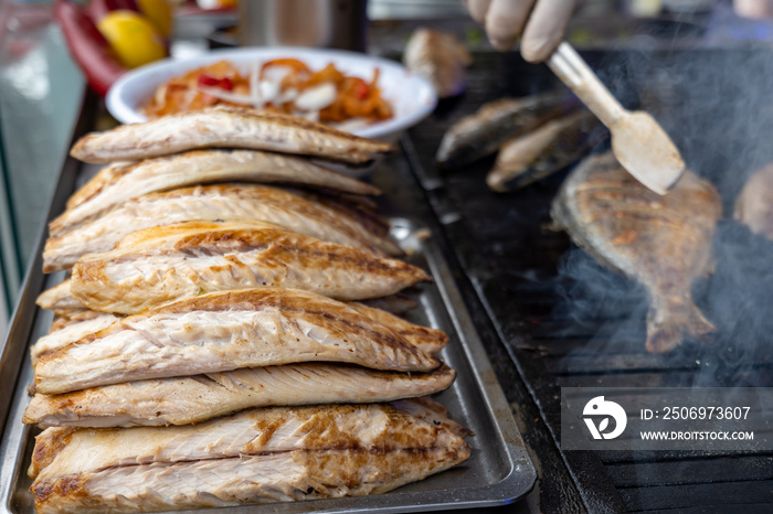 伊斯坦布尔的烤鱼。烤鱼是土耳其流行的街头食物，Balik Ekmek，一个Tur