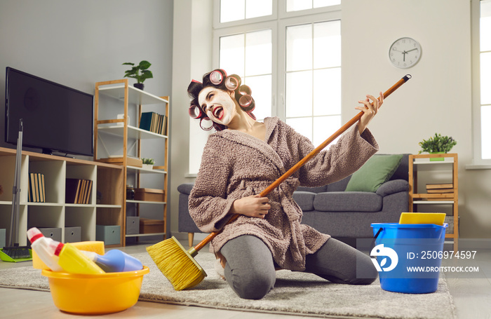 有音乐天赋的快乐年轻女子在打扫房子时玩得很开心。有趣的疯狂家庭主妇