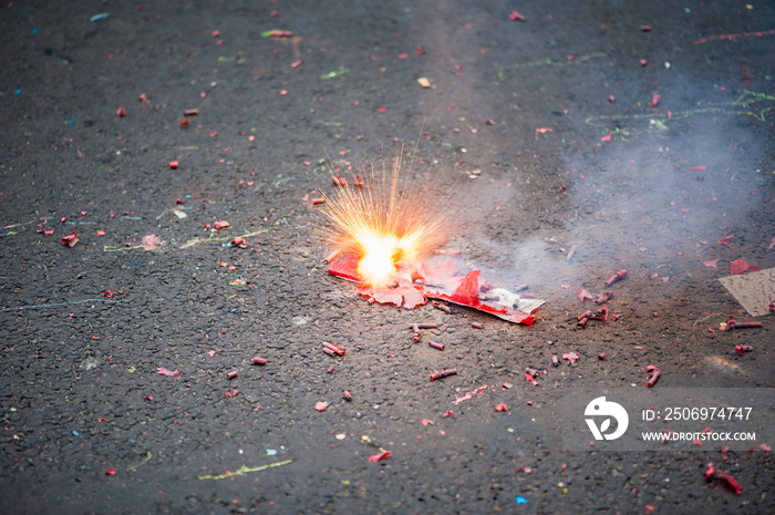 爆竹在街头爆炸庆祝中国新年