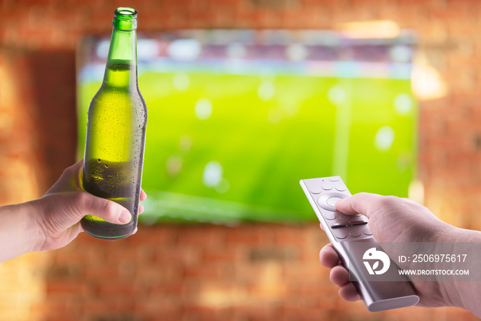 在电视上喝啤酒看足球