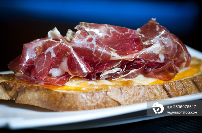 tosta de cecina, queso zamorano y salmorejo.