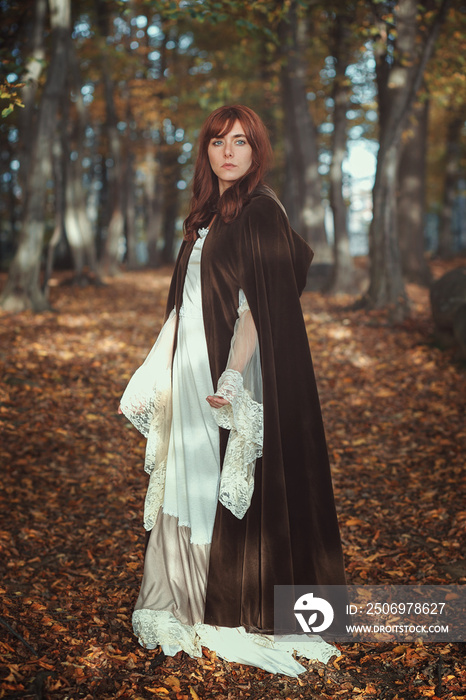 森林中美丽的中世纪女人