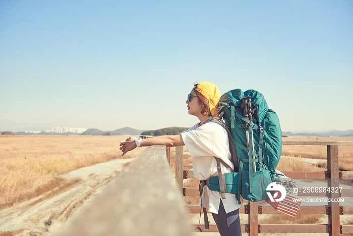 一名韩国女子正在韩国的一个岛上背包旅行。