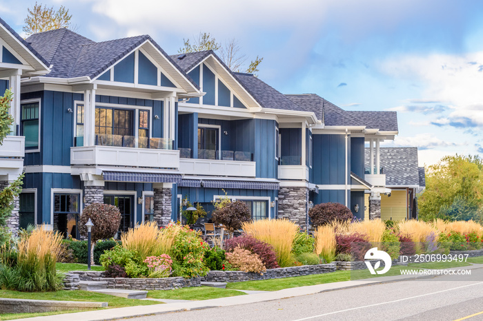 加拿大温哥华郊区一个非常整洁多彩的家，拥有华丽的户外景观