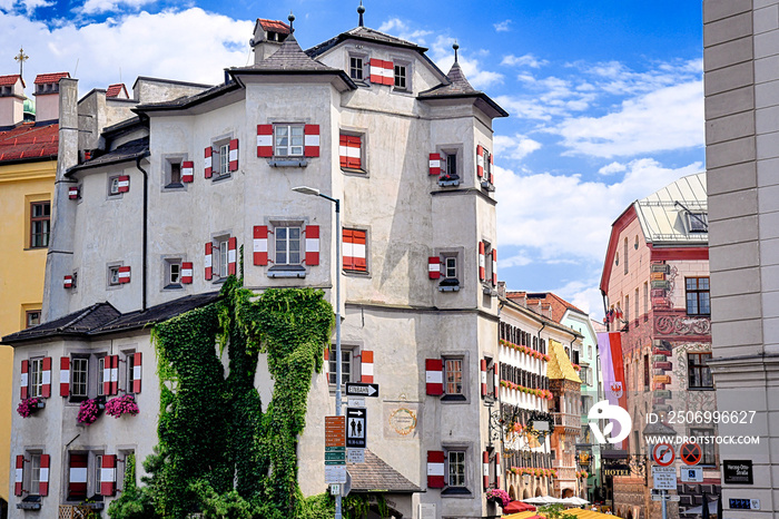 Ottoburg und Goldenes Dachl in der Altstadt von Innsbruck, Tirol, Österreich