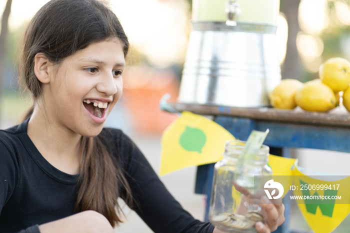 Niñas emprendedoras venden con exito limonadas negocio joven