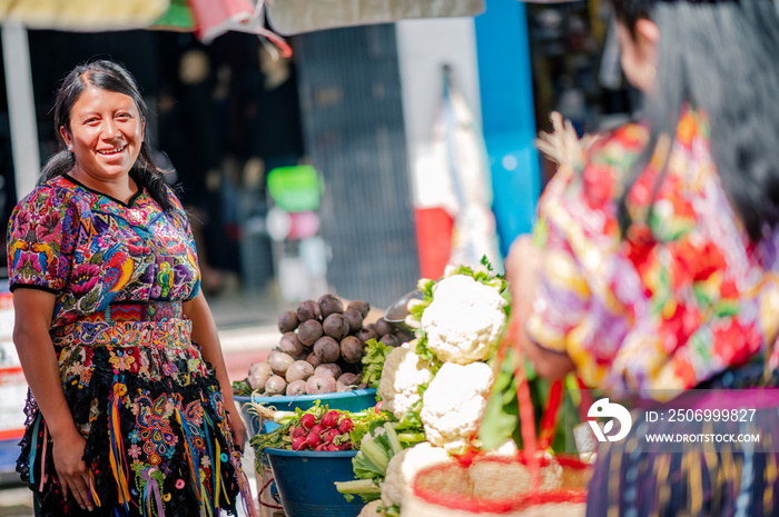 Mujer guatemalteca vende verduras en el mercado de Chichicastenango.