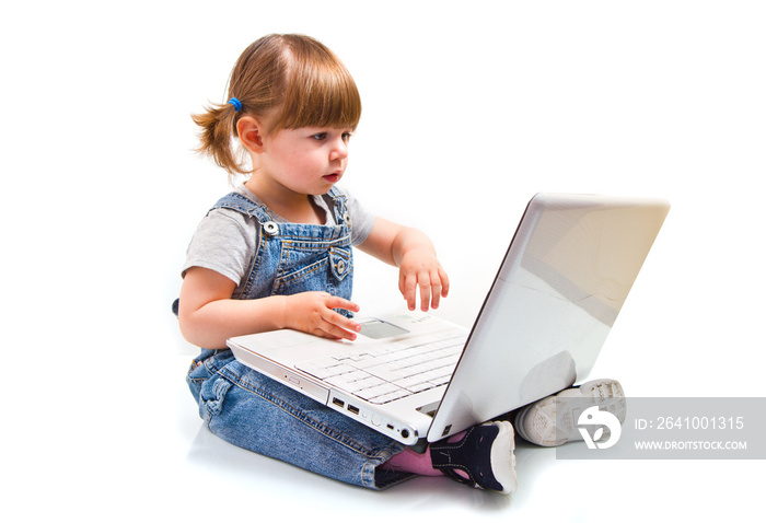 bambina che gioca con il computer