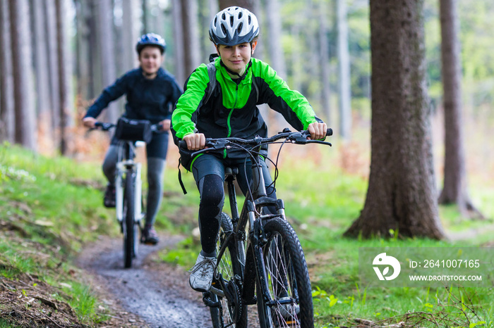 健康的生活方式——少女和男孩骑自行车