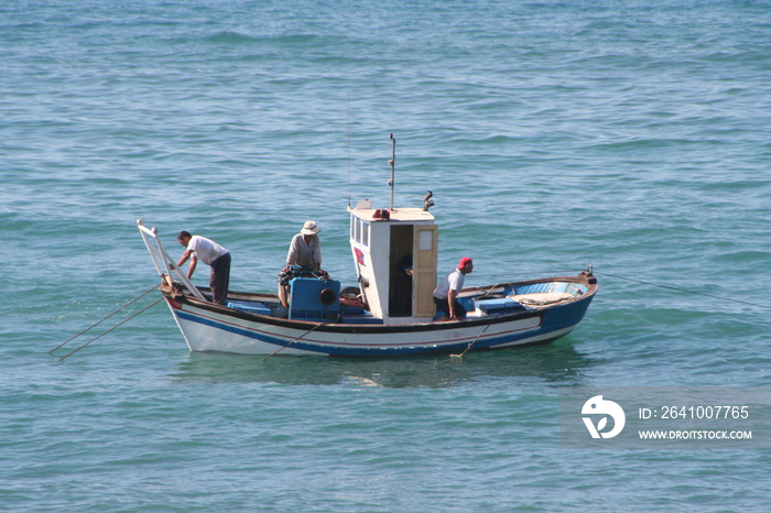 pescadores en barca