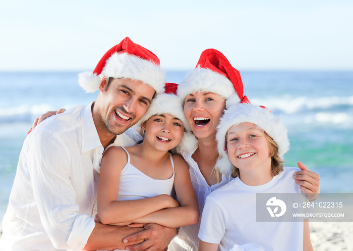 一家人在海滩度过圣诞节