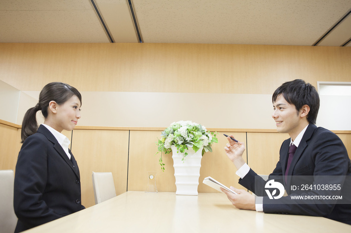 面试官和接受面试的女性