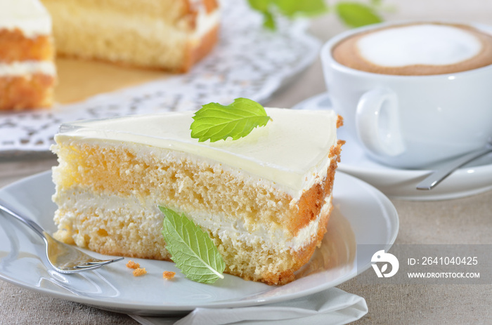 Hausgemachte Joghurttorte mit Cappuccino