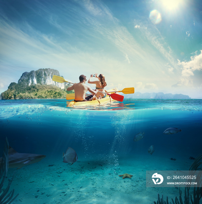 男人和女孩在热带岛屿旁划皮艇