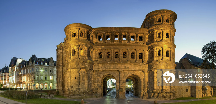 Porta Nigra Trier beleuchtet Panorama