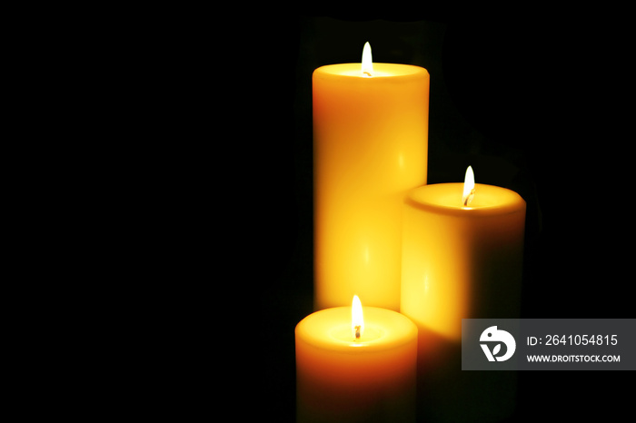三支蜡烛照亮黑暗。