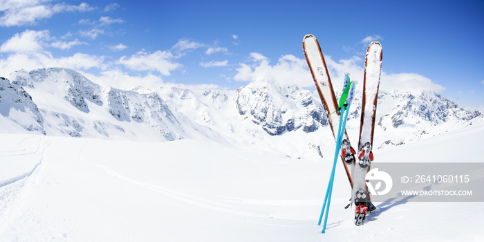 滑雪，雪道上的山脉和滑雪装备