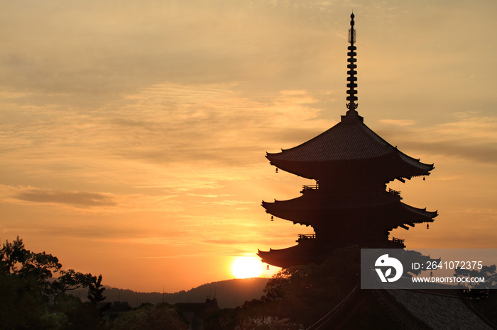 京都·东寺朝霞的天空