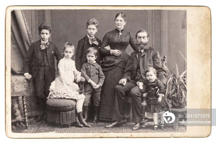 旧的家庭照片。有五个孩子的父母